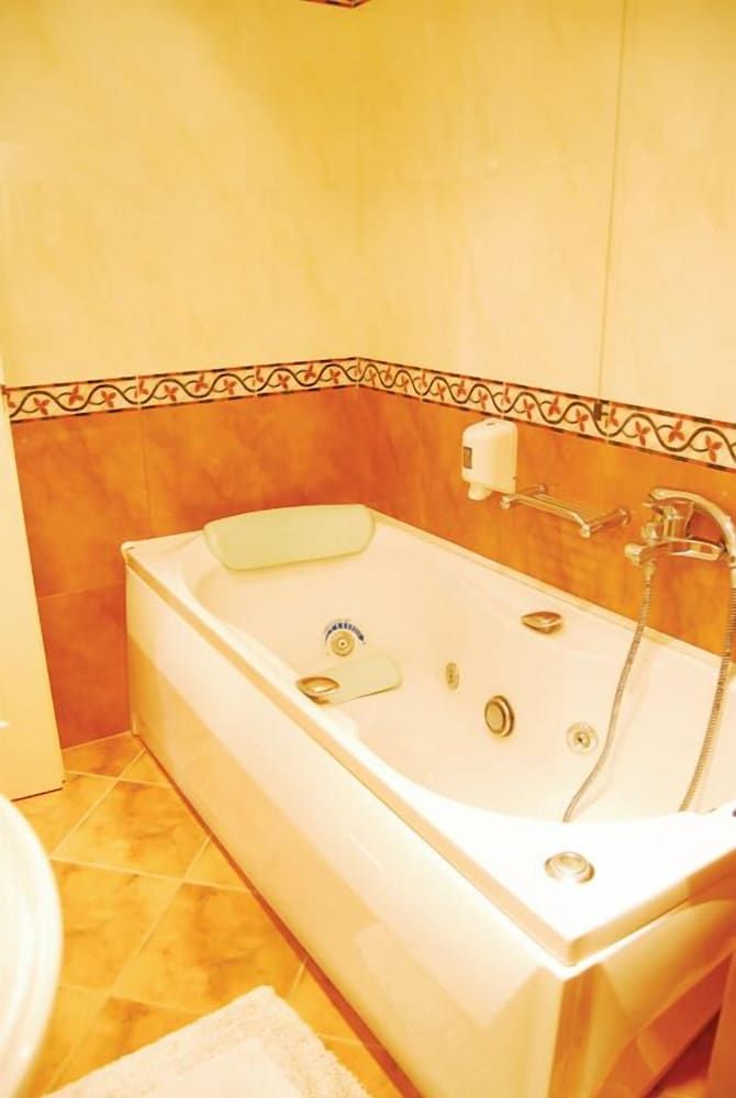 Ephira Hotel Deluxe Room 7