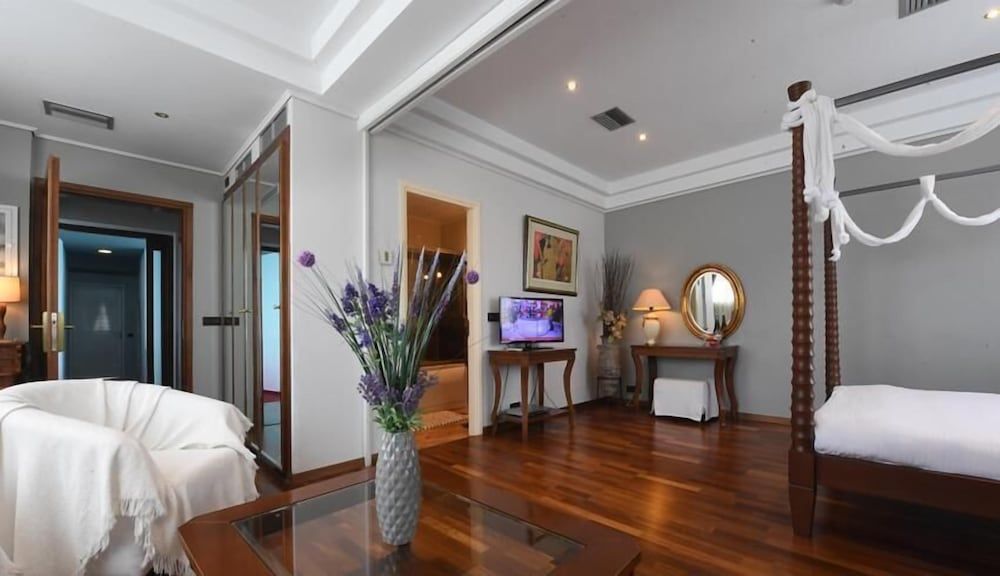 Ephira Hotel Deluxe Room 2