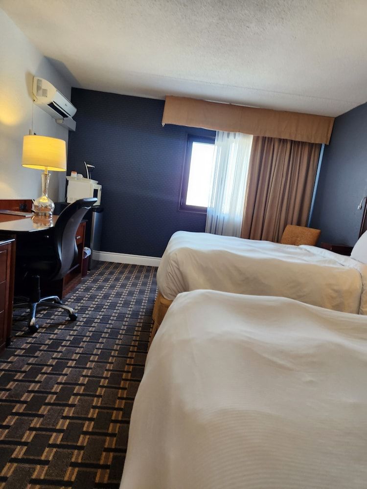 La Saguenéenne - Hôtel et Centre de Congrès Standard Room, 2 Double Beds, Refrigerator & Microwave 5