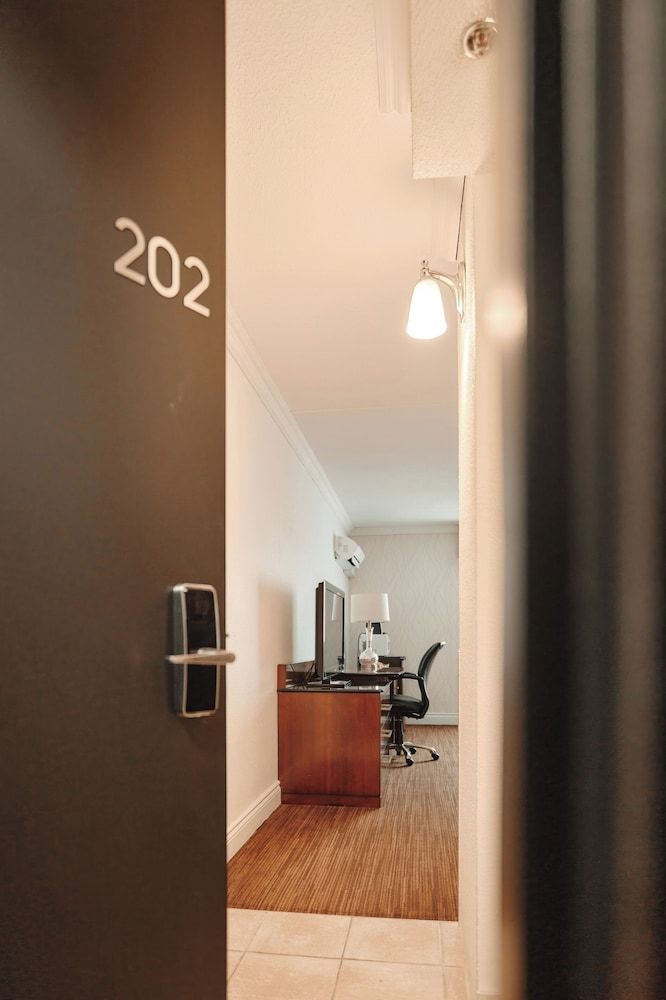 La Saguenéenne - Hôtel et Centre de Congrès Standard Room, 2 Double Beds, Refrigerator & Microwave 10