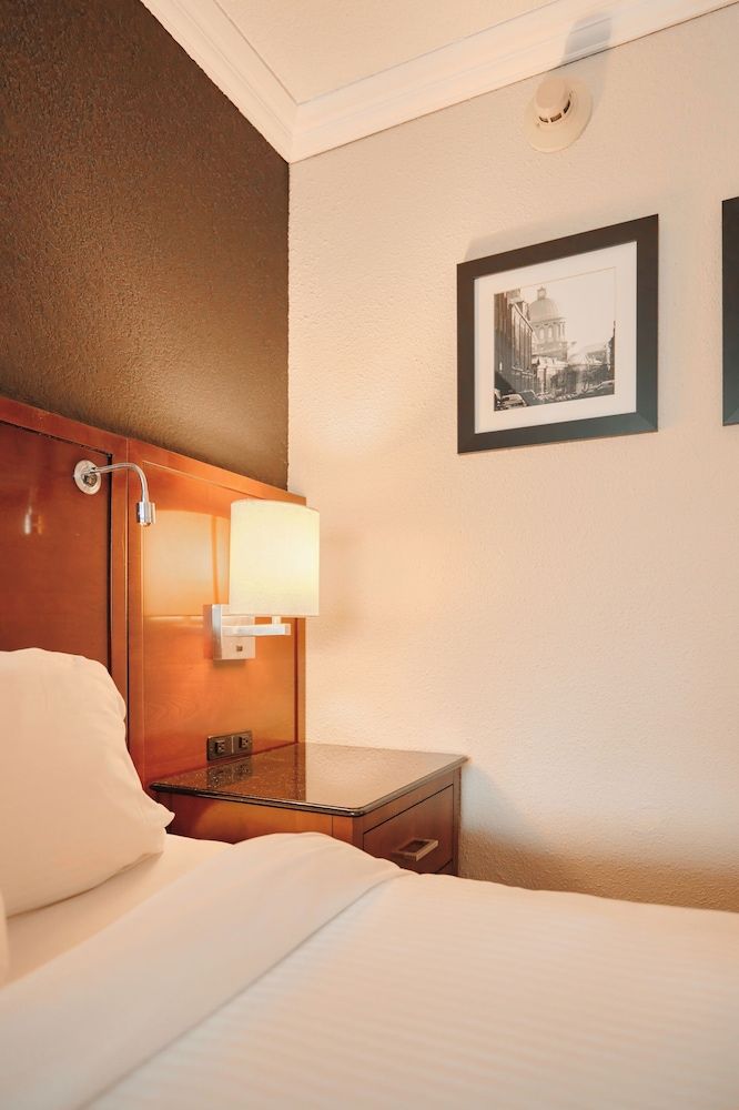 La Saguenéenne - Hôtel et Centre de Congrès Standard Room, 2 Double Beds, Refrigerator & Microwave 11