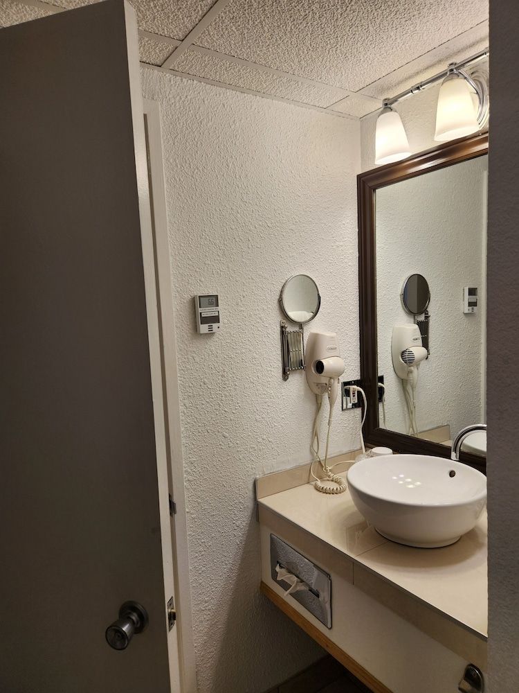 La Saguenéenne - Hôtel et Centre de Congrès Superior Room, 1 King Bed with Sofa bed 8