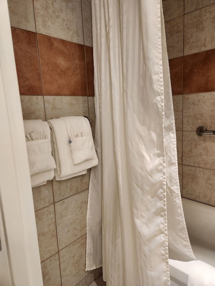 La Saguenéenne - Hôtel et Centre de Congrès Standard Room, 2 Double Beds, Refrigerator & Microwave 7