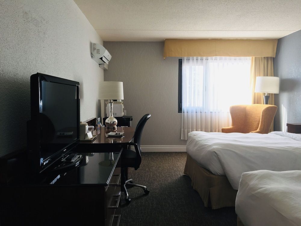 La Saguenéenne - Hôtel et Centre de Congrès Standard Room, 2 Double Beds, Refrigerator & Microwave 2