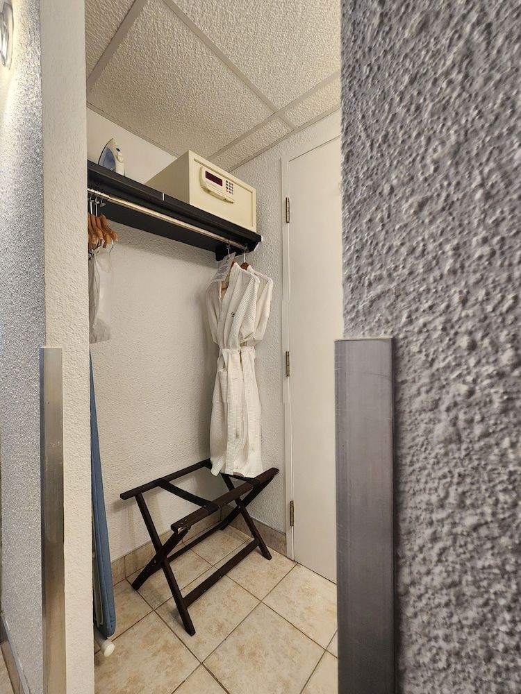 La Saguenéenne - Hôtel et Centre de Congrès Superior Room, 1 King Bed with Sofa bed 7