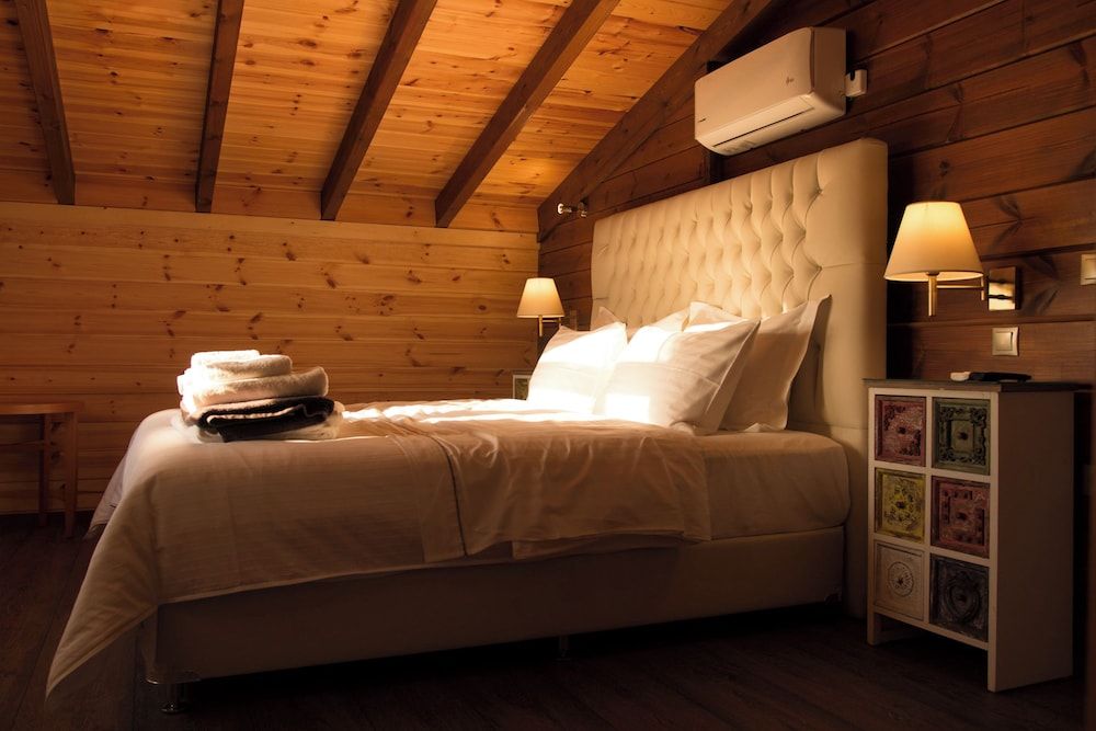 The Woodland Cottage - 2 Bedroom Villa with Sea View, Sauna & Shared Pool