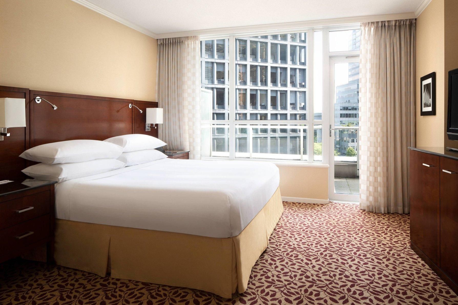 1 Bedroom Suite, 1 King, Sofa bed