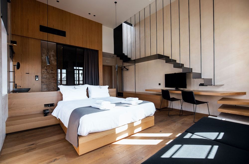 Honeymoon suite with private terrace, hot tub and old town view