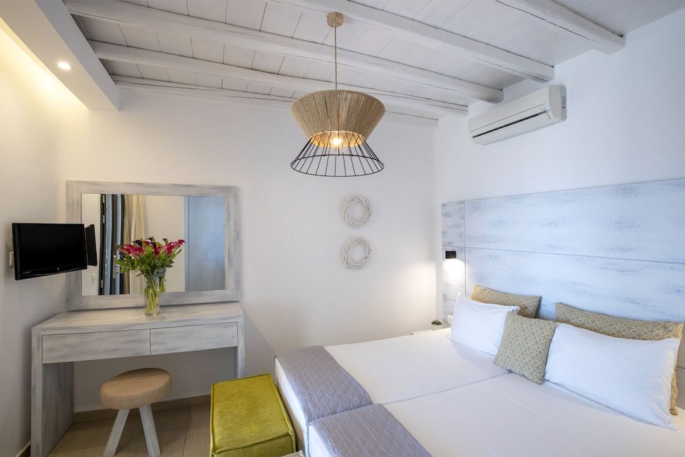 Pool View Apartment for 4 people (Private Terrace, Outdoor Jacuzzi)