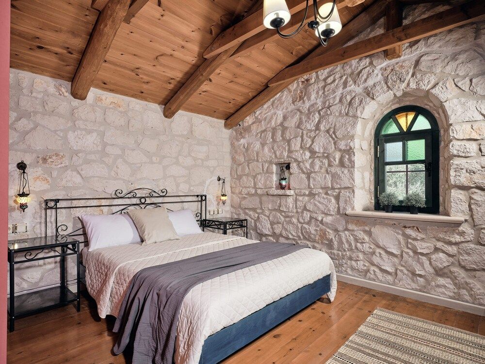 Three Bedroom Master Suite with Sea View - Split Level