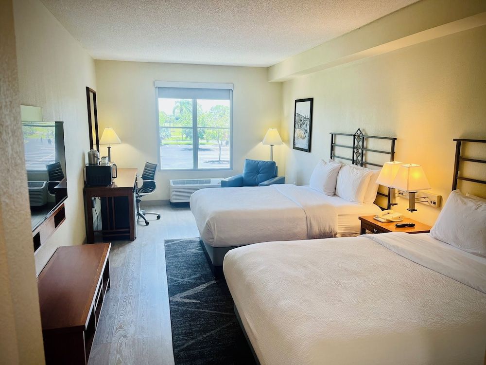 SEVEN Sebring Raceway Hotel Deluxe Room, 2 Queen Beds, Park View (Classic Queen) 2