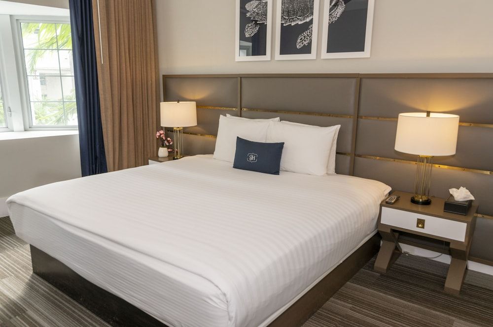 Deluxe Room, 1 King Bed, City View
