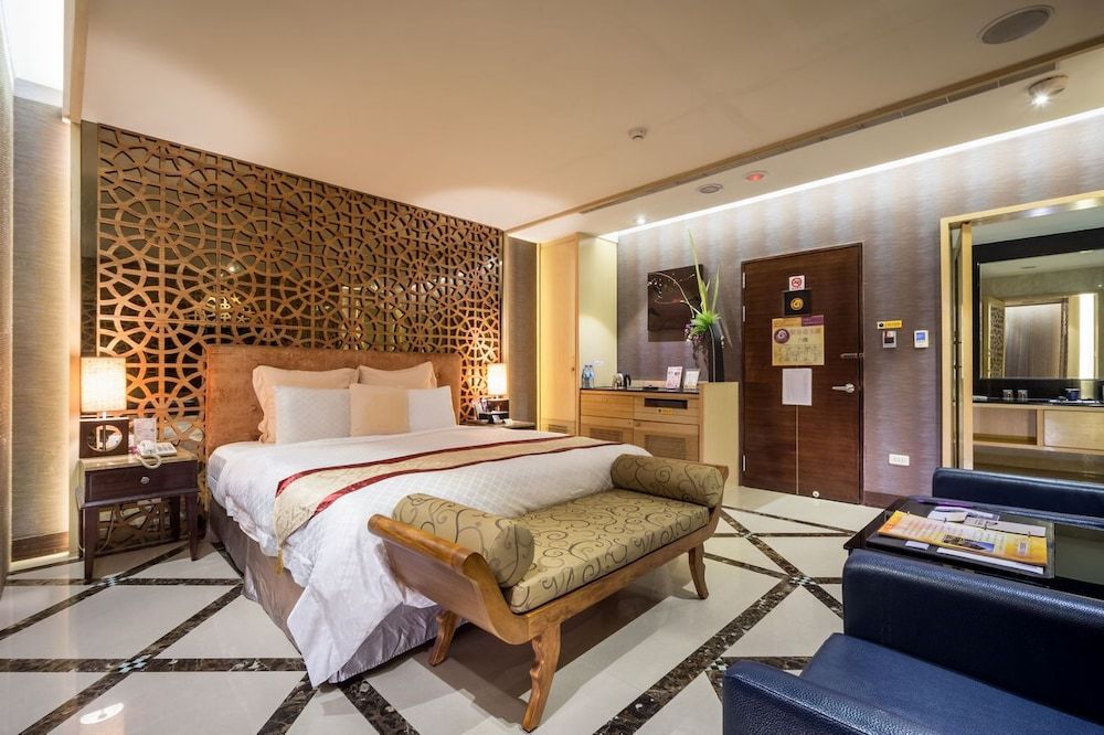 Deluxe Double Room (Check-in 20:00; Check-out before noon)