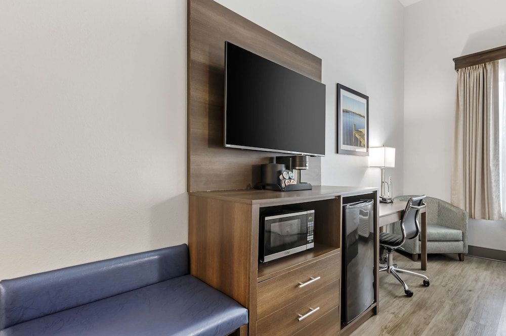 Best Western Plus First Coast Inn & Suites Standard Room, 2 Queen Beds, Non Smoking, Refrigerator & Microwave (Larger Room) 4