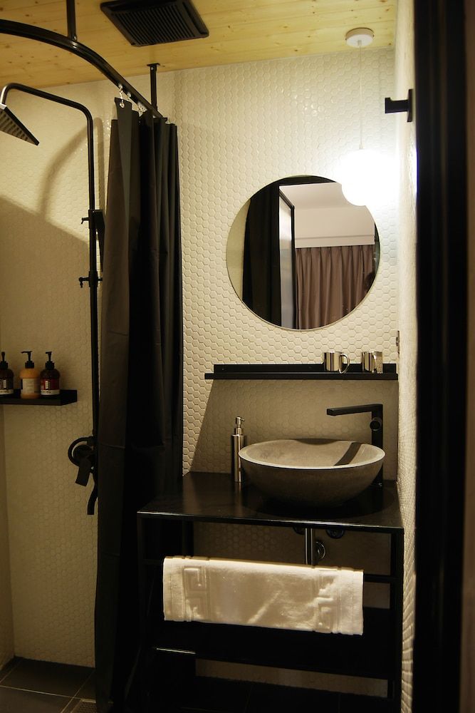 Just Inn - City Hall Basic Double Room, 1 Double Bed 3