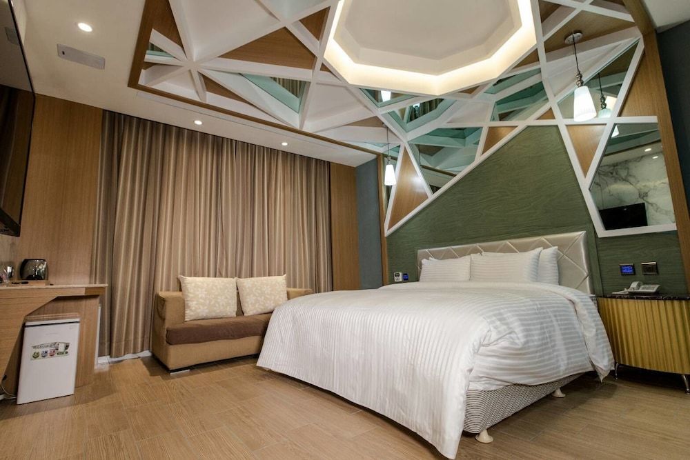 Point Motel Signature Double Room, 1 Queen Bed, Jetted Tub 2