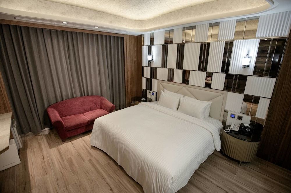 Point Motel Design Double Room, 1 Bedroom, Jetted Tub 5