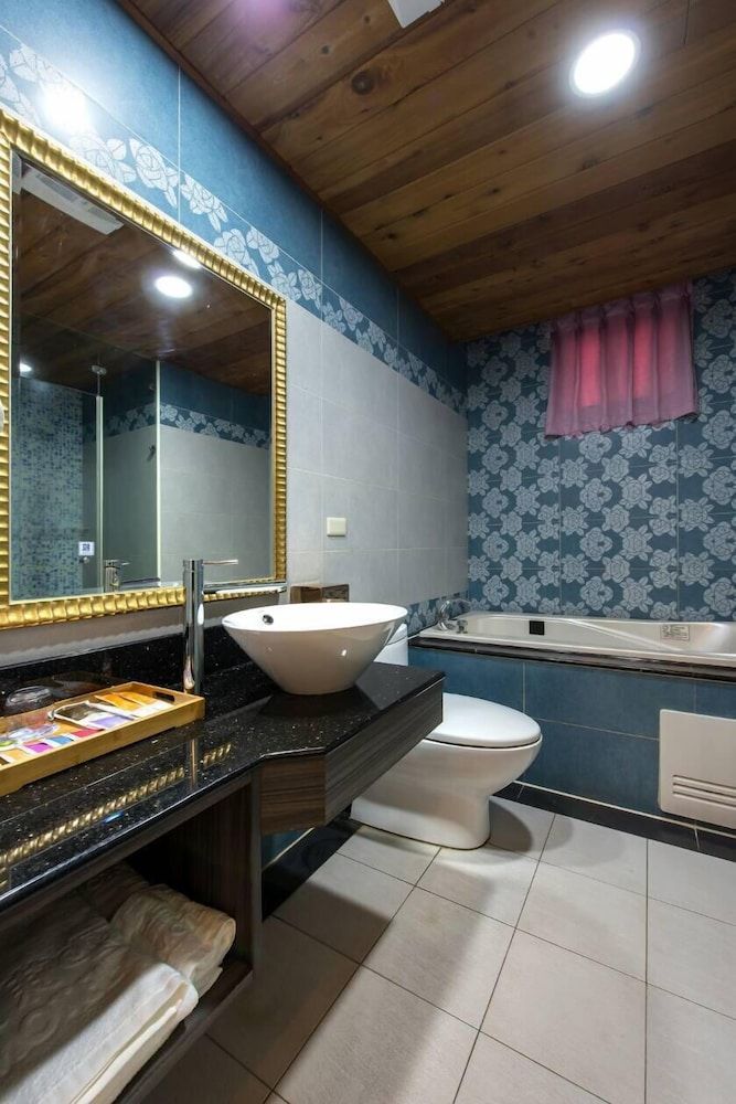 Point Motel Signature Double Room, 1 Queen Bed, Jetted Tub 7