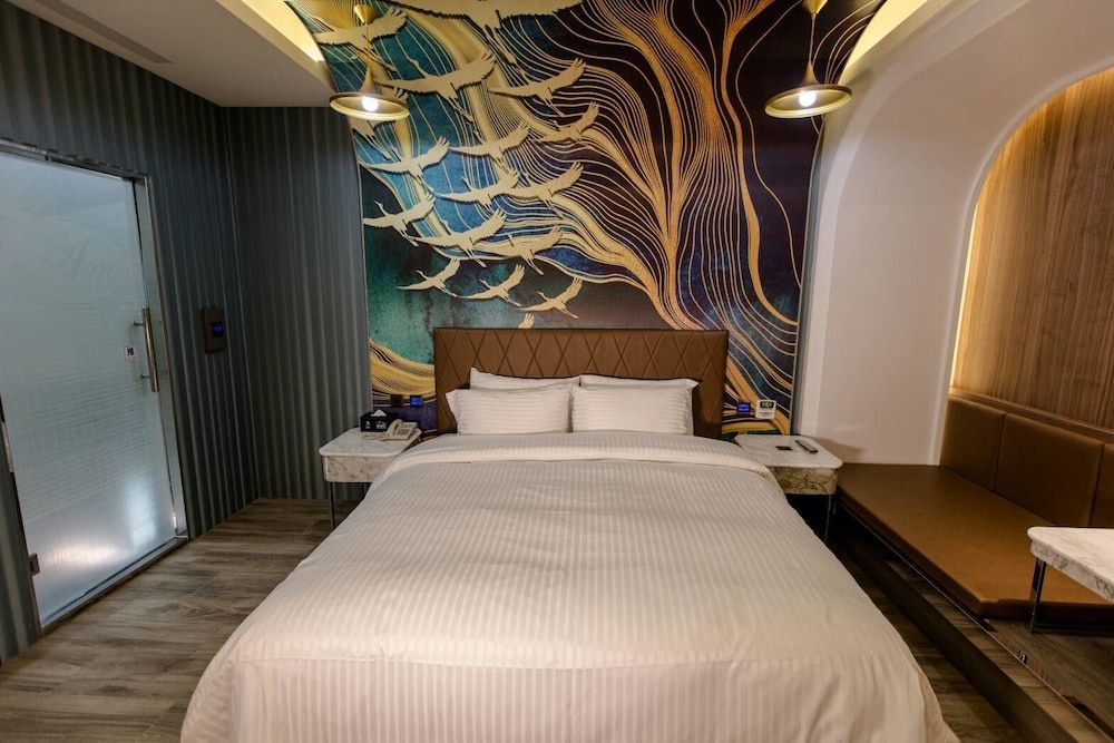 Point Motel Design Double Room, 1 Bedroom, Jetted Tub 4