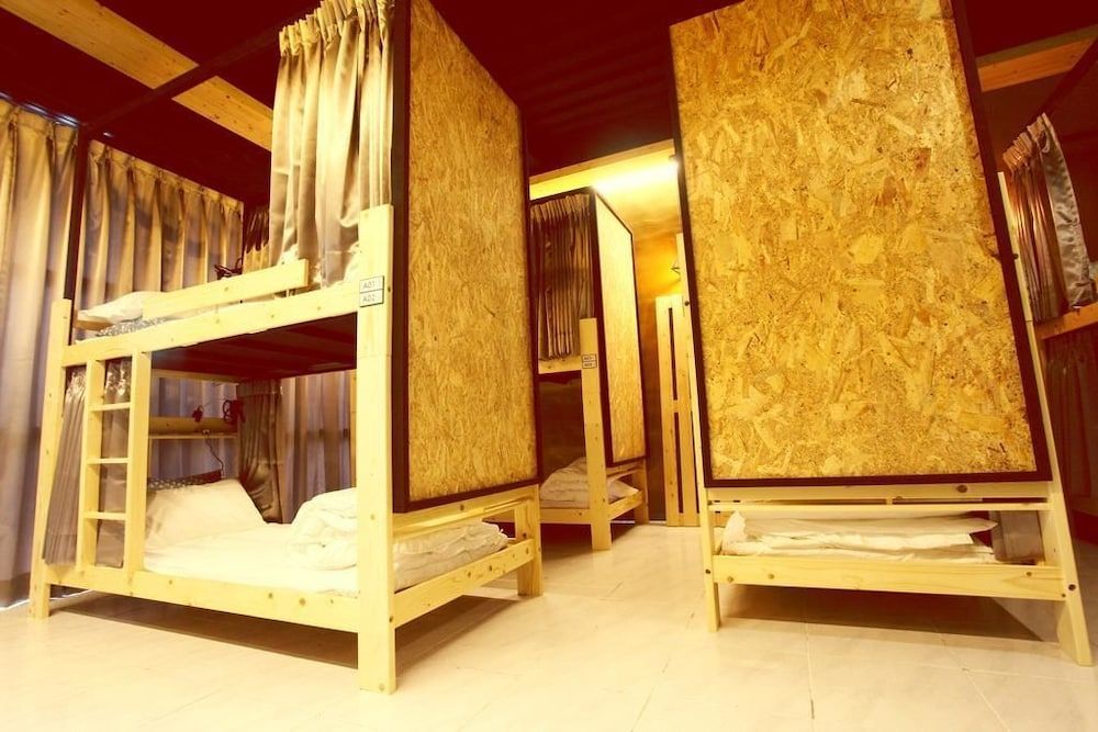 Light Shadow 10-Person Shared Dormitory, Shared Bathroom (No Amenities)