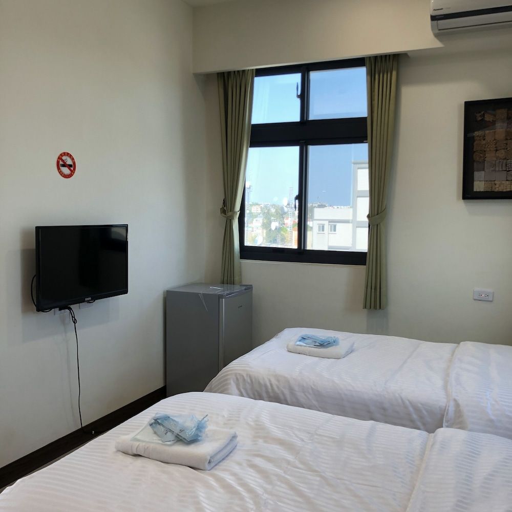 Frank's Hostel Superior Twin Room, City View 2