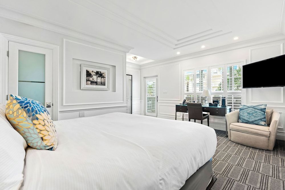 The Pillars Hotel & Club Superior King Poolside 2