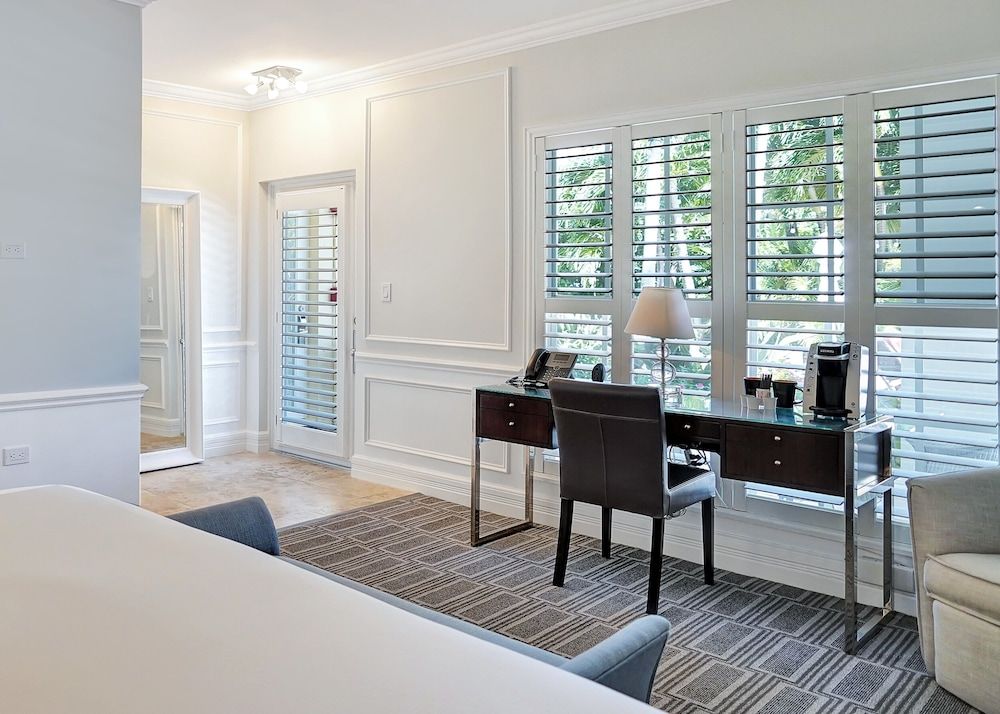 The Pillars Hotel & Club Superior King Poolside 4