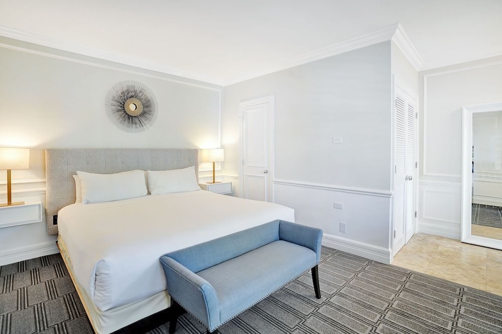 The Pillars Hotel & Club Superior King Poolside