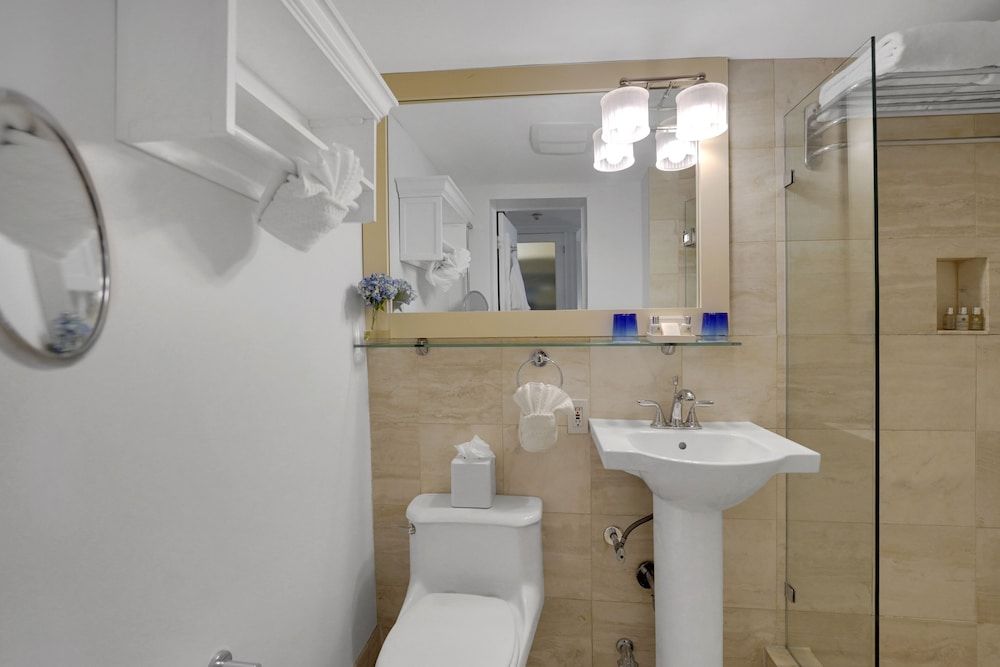 The Pillars Hotel & Club Superior King Poolside 3