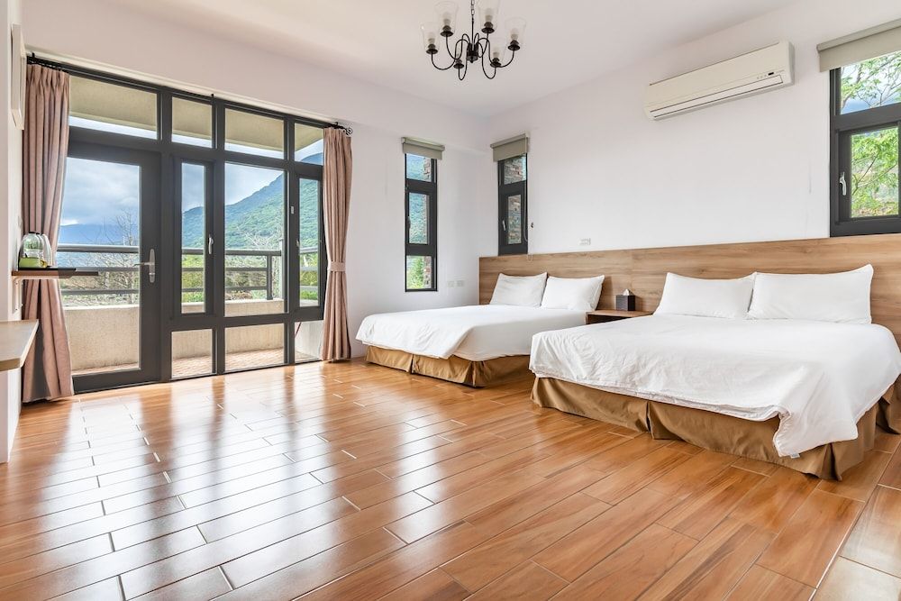 Simple Life B&B Deluxe Quadruple Room, Bathtub 2