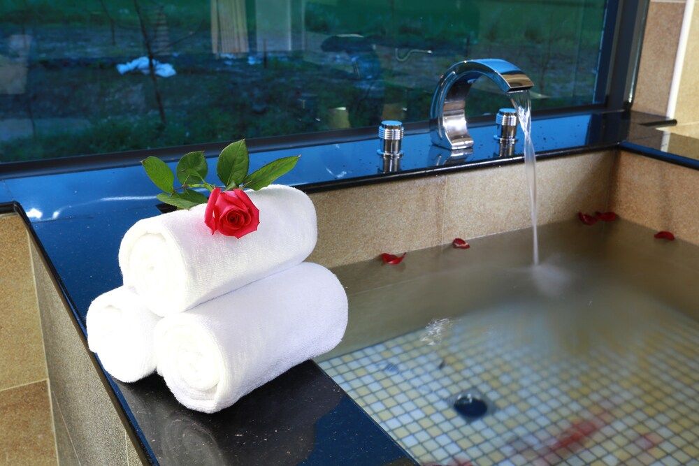 Deep Soaking Bathtub