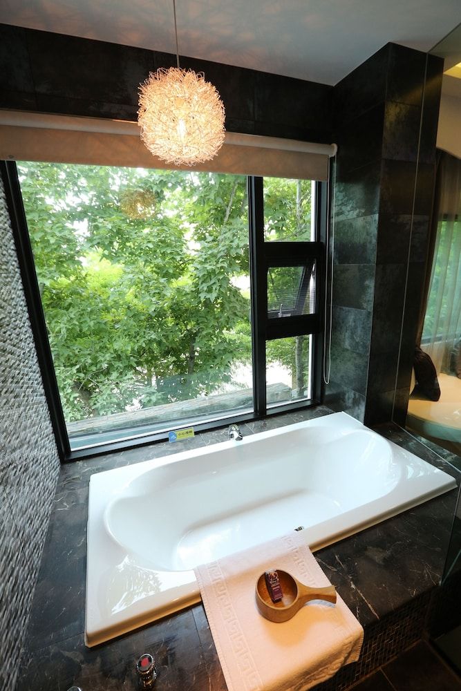 Deep Soaking Bathtub