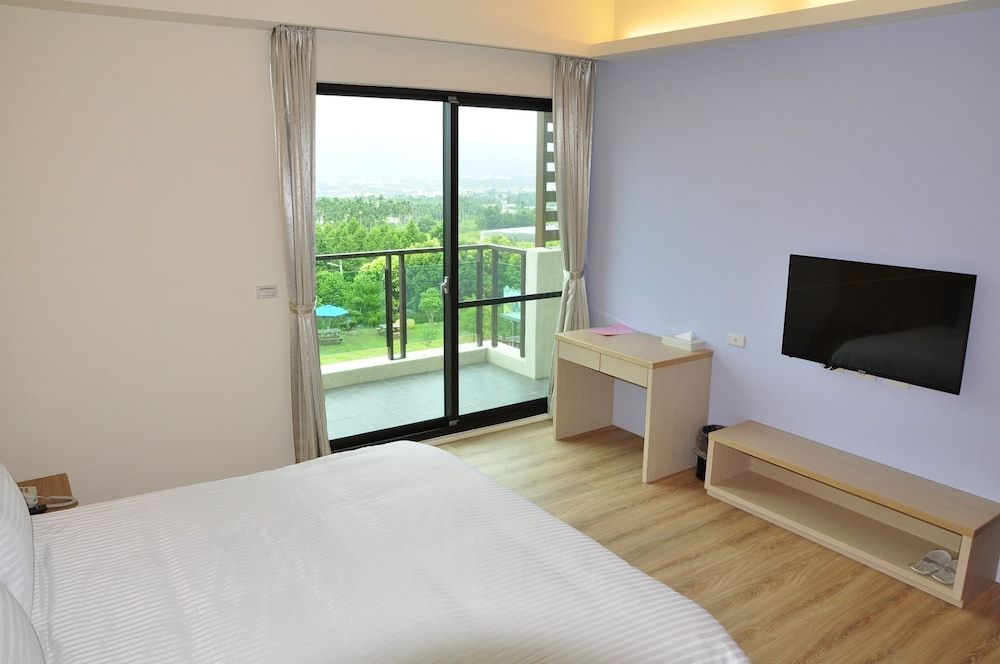 Comfort Room, Multiple Beds, Mountain View (302)
