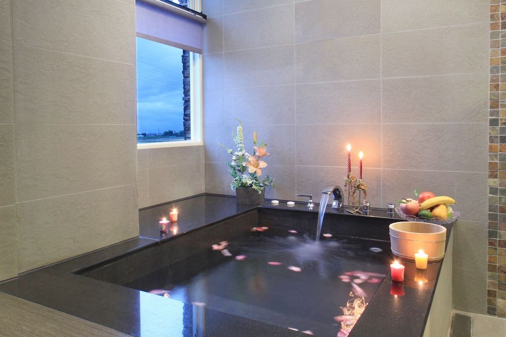 Spring Fountain Hotel Family Quadruple Room, 2 Queen Beds 4