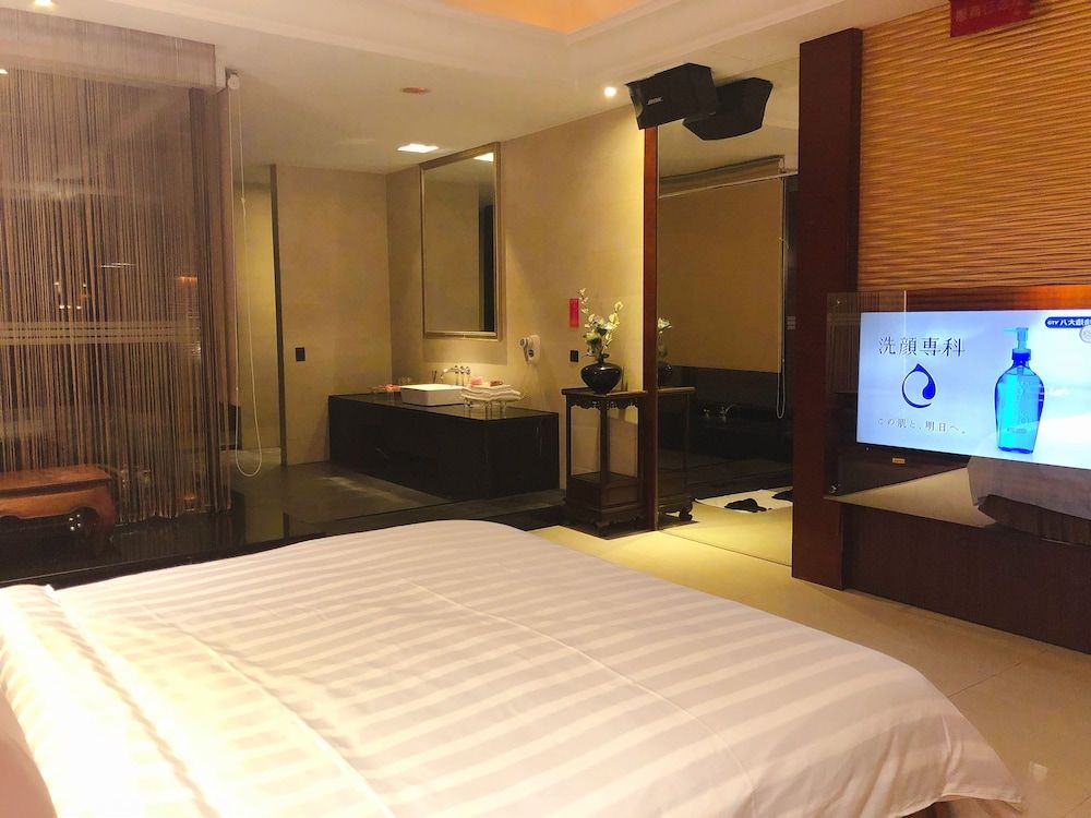 undefined Q Motel 10