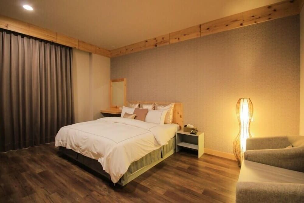 Family Room, Mezzanine (Wood)