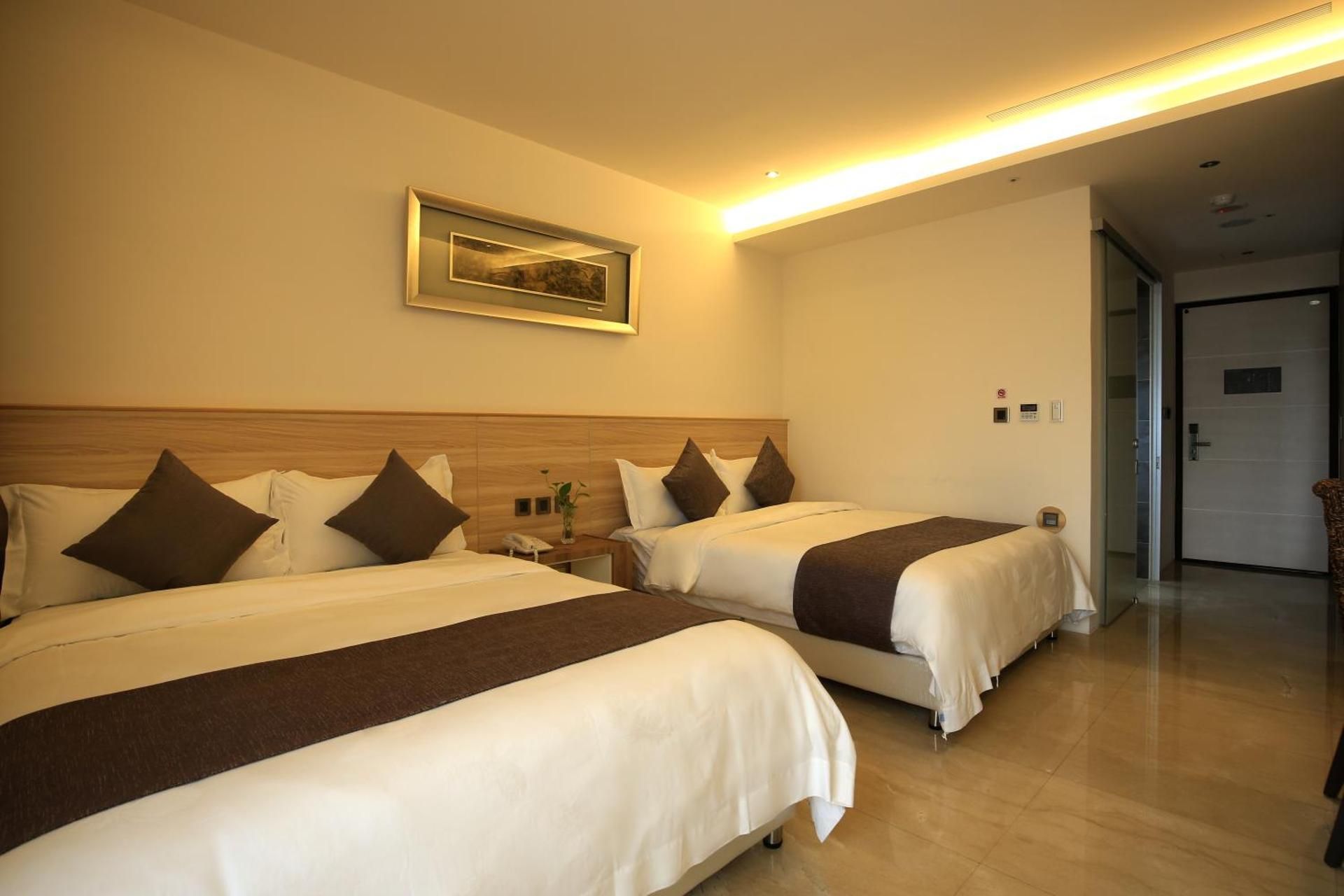 Dar Lon Hotel Deluxe Quad Room City View 2