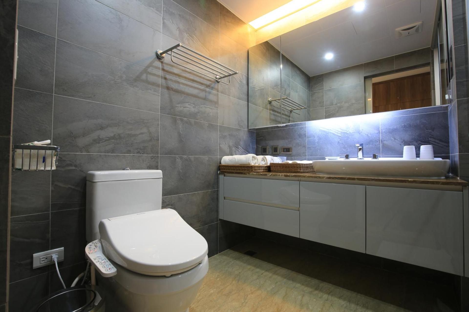 Dar Lon Hotel Deluxe Quad Room City View 3