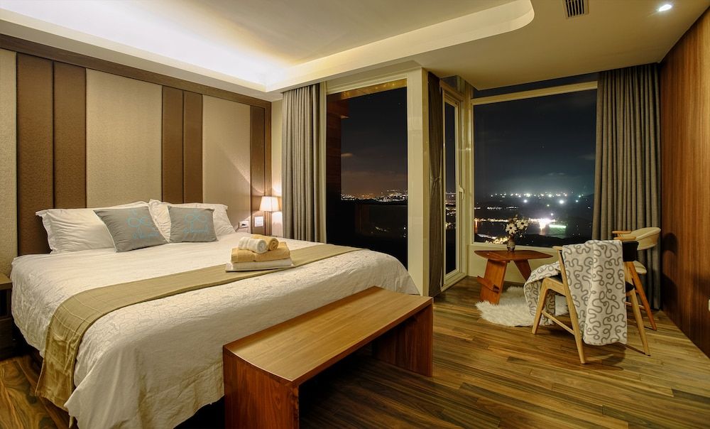 Something Easy Inn Luxury Double Room, 1 King Bed, Balcony, Ocean View