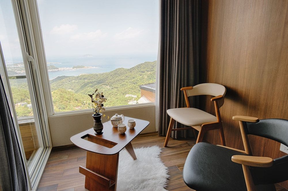 Something Easy Inn Luxury Double Room, 1 King Bed, Balcony, Ocean View 10