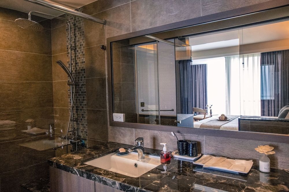 Something Easy Inn Luxury Double Room, 1 King Bed, Balcony, Ocean View 9