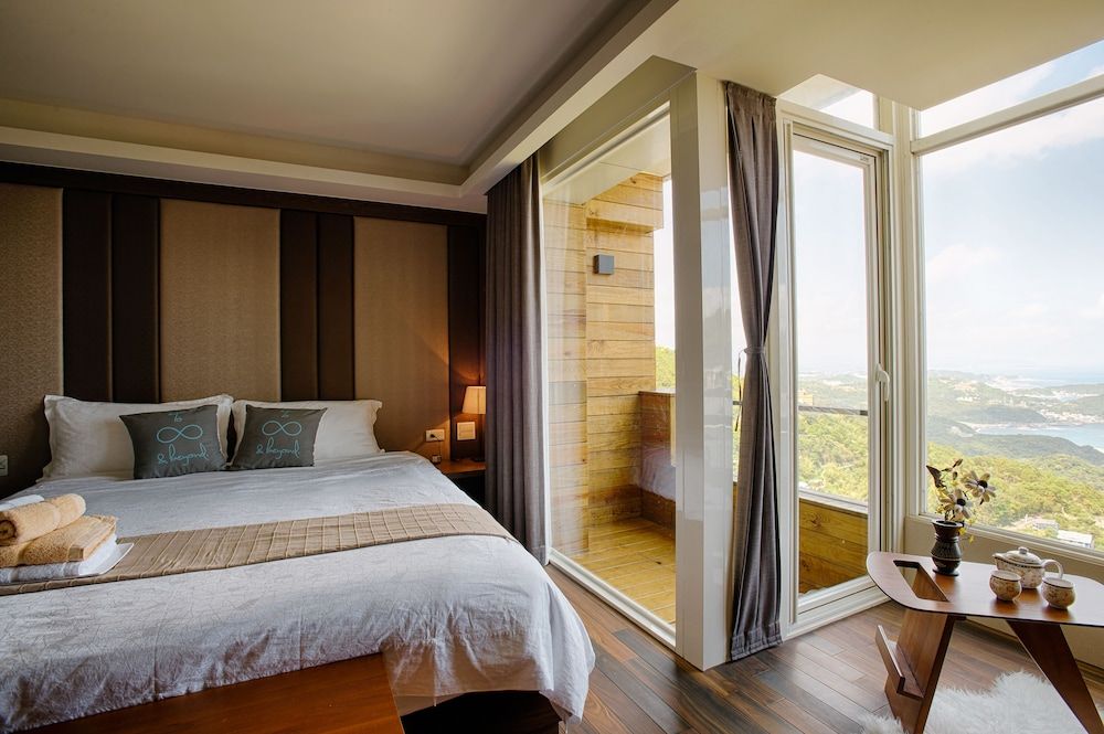 Something Easy Inn Luxury Double Room, 1 King Bed, Balcony, Ocean View 4