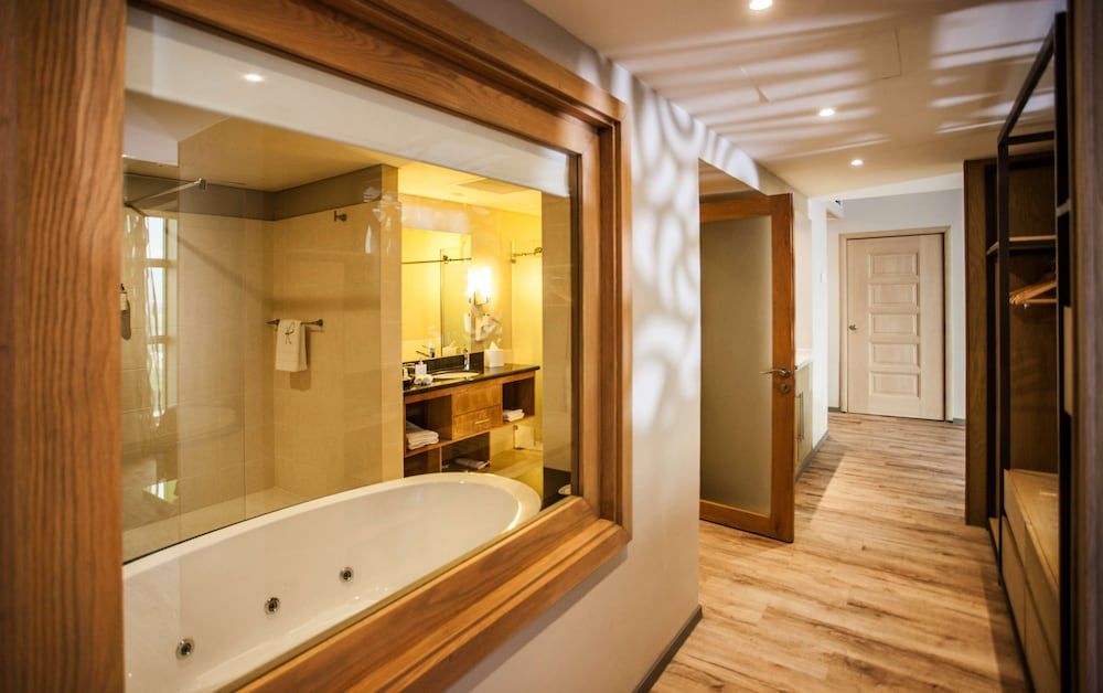 Hennessy Park Hotel Junior Suite 5