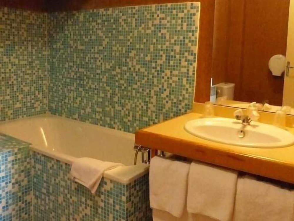 Hôtel Belle Epoque Triple Room, Private Bathroom 4