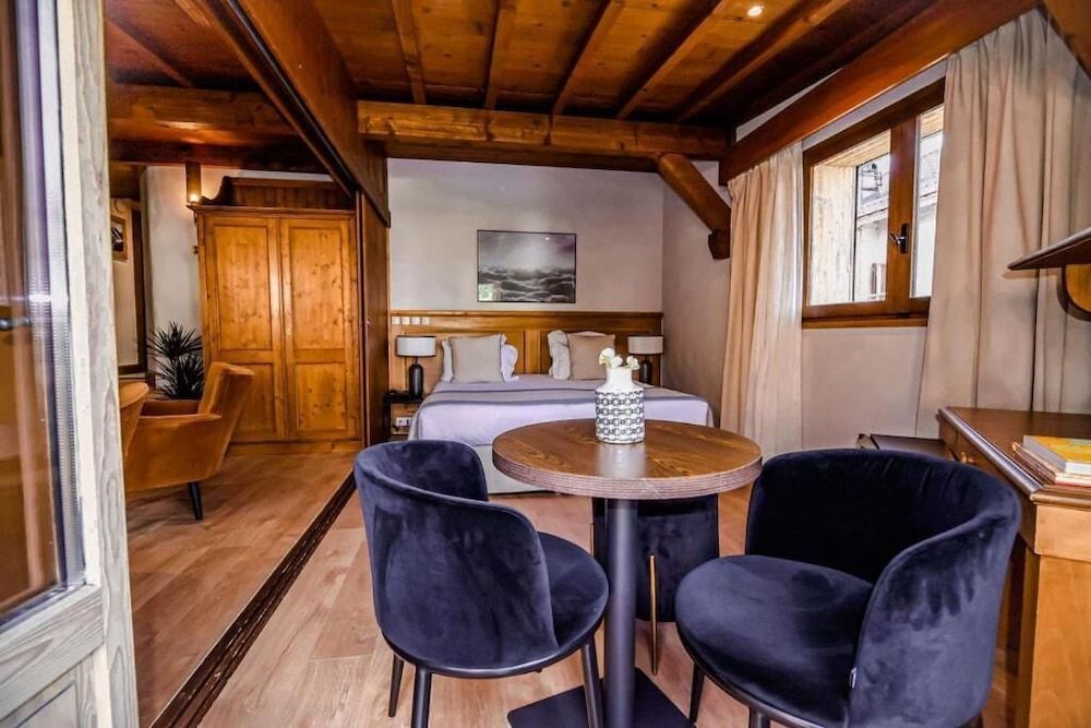 Suite, Terrace, Mountain View