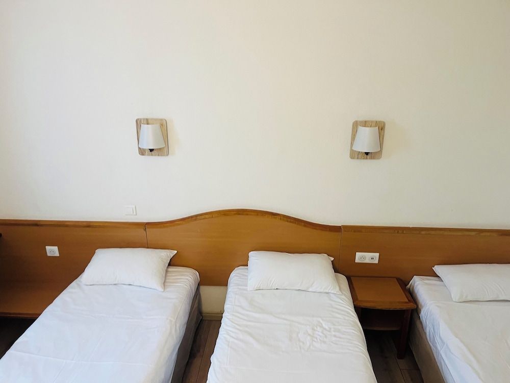 Brit  Hôtel Cahors Nord Classic Triple Room 2