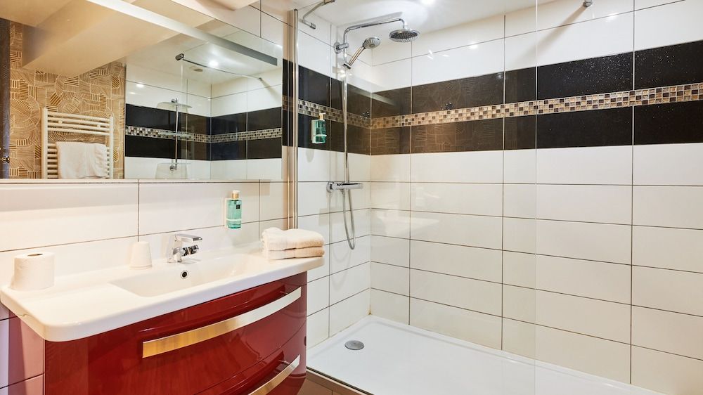 Manoir des Lions de Tourgéville Comfort Twin Room, Garden View 4