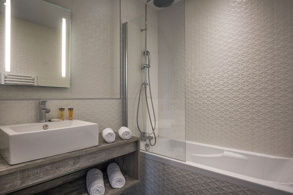 SOWELL HÔTELS Les Chevaliers Superior Triple Room, Garden View 2