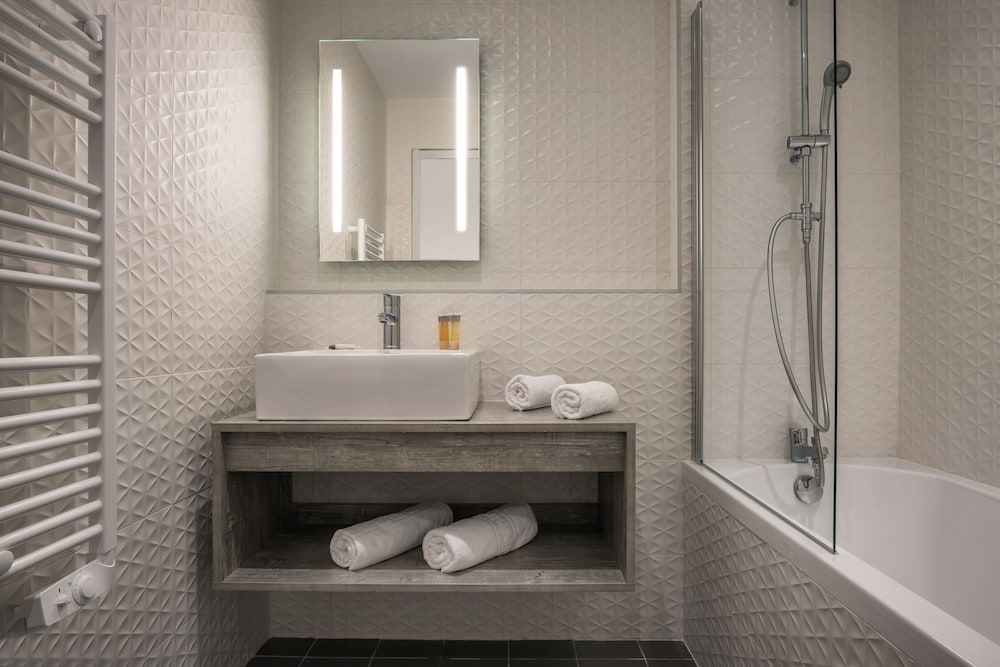 SOWELL HÔTELS Les Chevaliers Superior Triple Room, Garden View 3