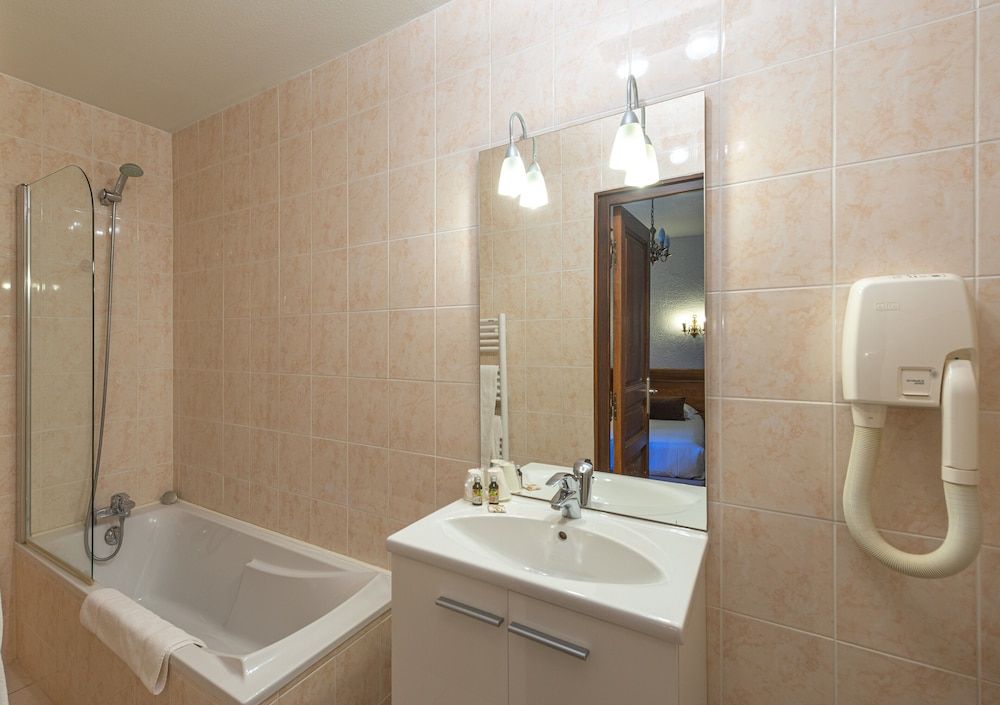 Hotel de La Cloche Standard Double Room, 1 Queen Bed 4